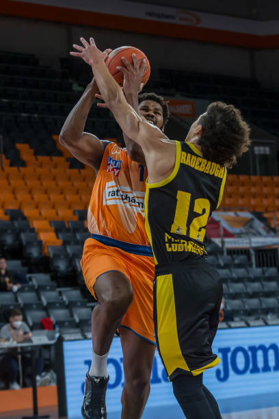 成为众人瞩 成为众人瞩